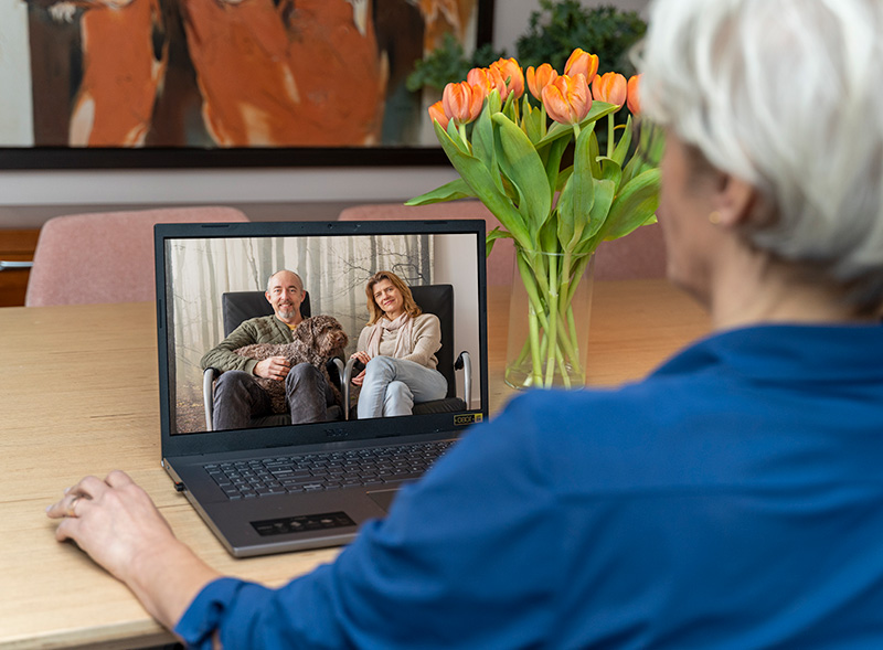 Lilian Op Heij geeft training met videobellen
